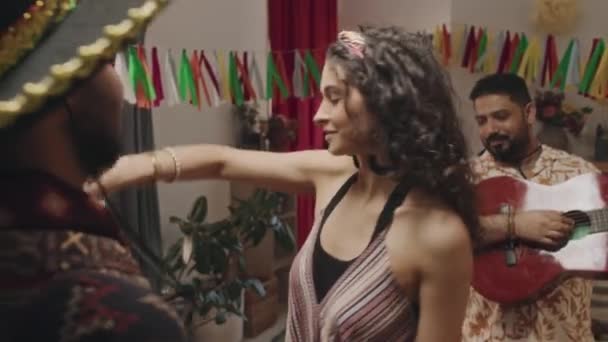Średnie Zbliżenie Powolne Ujęcie Młodych Meksykanów Bawiących Się Imprezie Domowej — Wideo stockowe
