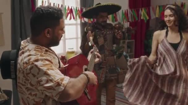 Mittlere Filmaufnahmen Von Zwei Mexikanischen Männern Mit Sombrero Hüten Die — Stockvideo
