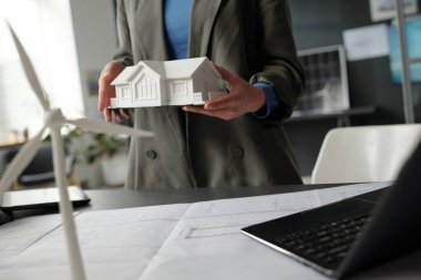 Seminerdeki yeni projesinin sunumu sırasında ev mankeni olarak çalışan tanınmayan genç bir bayan.