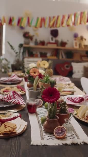 클로즈업 맛있는 전통적인 멕시코 음식과 간식을 테이블의 Cinco Mayo를 축하하기위한 — 비디오