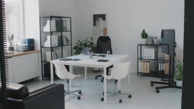 Tıbbi klinikte ya da hastanede, masada, sandalyelerde, evrak raflarında, dosya dolaplarında, tekerlekli sandalyede, konferanstan önce, toplantı salonunda, toplantı odasında, hiç kimse tam yakınlaştırma yapmasın.