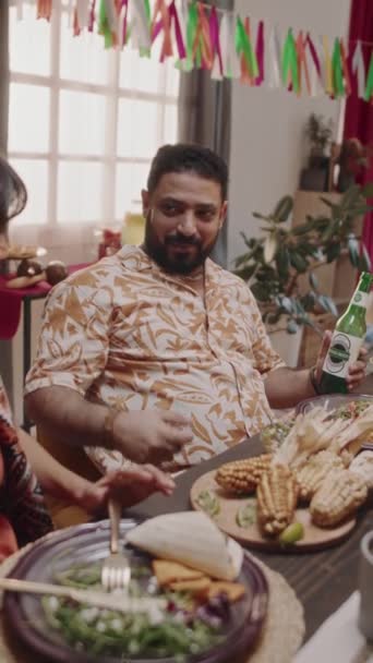 Orta Boy Mutlu Sakallı Meksikalı Adam Elinde Bira Şişesi Cinco — Stok video