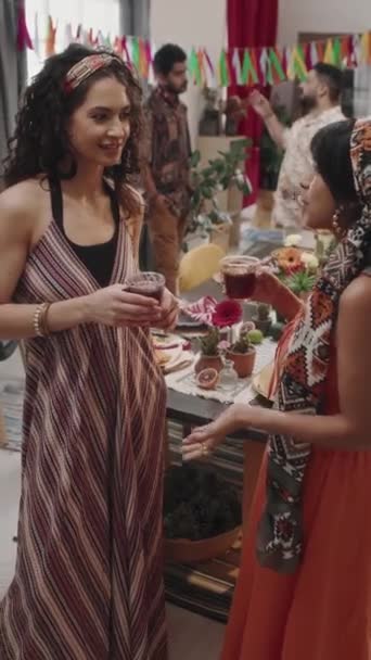 스카프에 멕시코 여성의 Cinco 메이요 파티에서 Strappy 드레스 마가리타 칵테일을 — 비디오