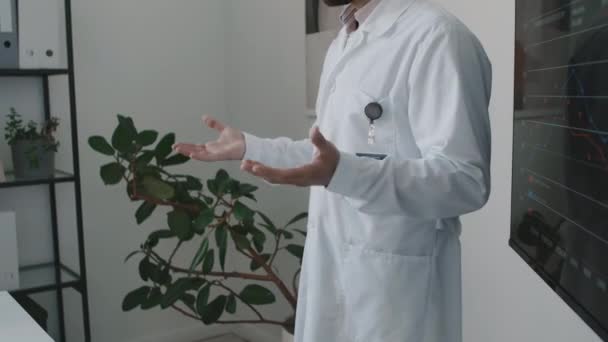 Mediumfilm Mittsektionen Oigenkännlig Manlig Medicinsk Chef Eller Överläkare Vit Rock — Stockvideo