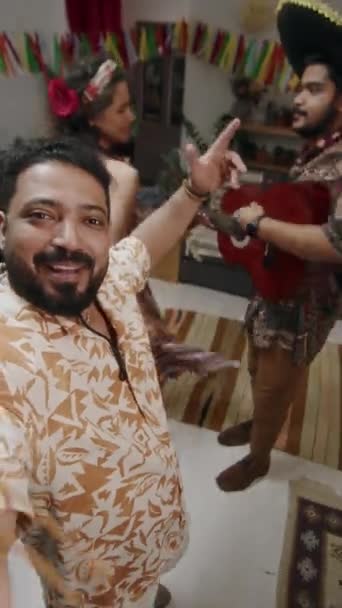 멕시코 남자의 Ugc 파티에서 자신과 친구를 남자는 솜브레로 기타에 Mariachi — 비디오