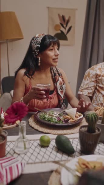 Parlak Atkısı Olan Güzel Meksikalı Bir Kadının Orta Boy Dikey — Stok video