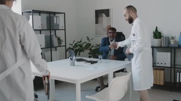 Orta Boy Hint Erkek Hastane Yöneticisi Yönetim Kurulu Toplantısında Tıbbi — Stok video