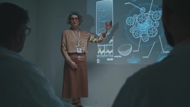 白种人女研究科学家在放映机屏幕上演示幻灯片的全景 在医学会议上谈论新疗法的创新发现 并让观众欢呼雀跃 — 图库视频影像