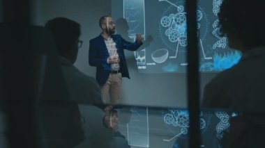 Orta Doğulu erkek bilim adamının tıp konferansında beyaz önlüklü doktorlara yenilikçi araştırmalar sunan yansıma efektiyle tam çekim, projektör ekranında slaytlar, seyirciler alkışlıyor