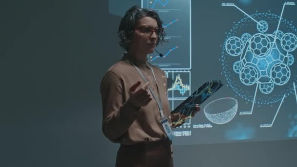 Střední Snímek Bělošské Vědkyně Nebo Profesorky Tabletovým Počítačem Mikrofonem Sluchátkách — Stock video