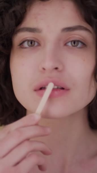 Rekaman Vertikal Close Dari Wajah Wanita Kaukasia Yang Cantik Menerapkan — Stok Video