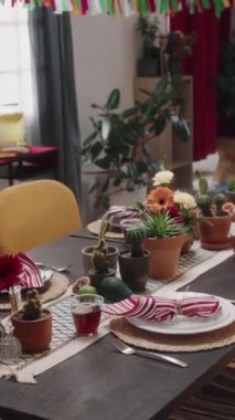 Meksika 'daki evinde Gerbera çiçekleri, kaktüsleri, tabaklar, çatal bıçaklar ve dört kişilik sandalyelerle süslenmiş şenlikli akşam yemeği masasından çekilen hiç kimse tatil kutlamalarına hazır değil.