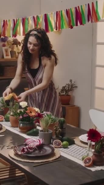 집에서 Cinco Mayo 축하를 준비하고 선인장으로 테이블을 장식하며 접시와 식기를 — 비디오