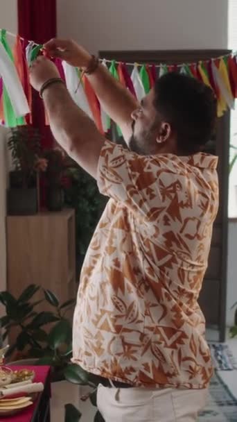 墨西哥中年男子穿着鲜艳的衬衫 挂在花环上装饰自己的家 庆祝五月节 — 图库视频影像