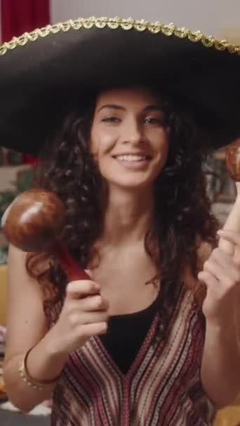 Zoom Vertical Medio Hacia Fuera Retrato Hermosa Chica Mexicana Sombrero — Vídeo de stock