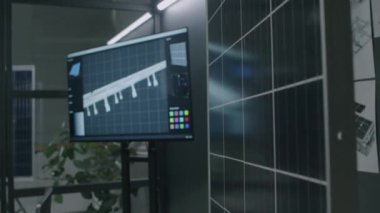 Yeşil Enerji Departmanındaki modern ofisteki görüntüyü hareket ettiren güneş paneli düzenine sahip multimedya ekran görüntüsü yok