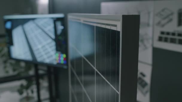 现代办公大楼没有配备多媒体屏幕和可替代能源部门蓝图的太阳能电池板模型的人侧影 — 图库视频影像