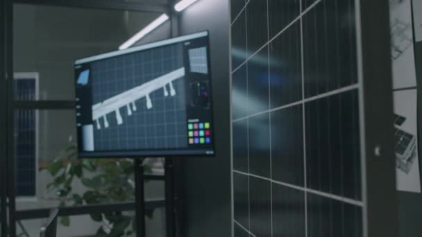 Мультимедийный Экран Макетом Системы Солнечных Батарей Современном Офисе Департамента Зеленой — стоковое видео
