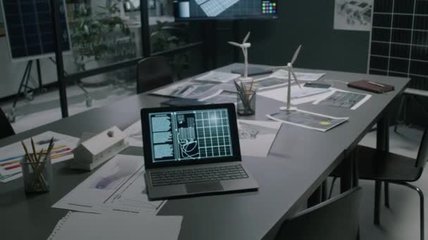 现代阁楼可再生能源办公室的笔记本电脑屏幕上几乎没有人看到太阳能电池板布局的镜头 — 图库视频影像