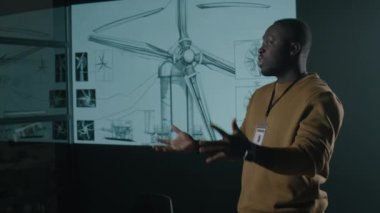 Afrika kökenli Amerikalı yeşil enerji mühendisinin rüzgar türbini pervanelerini geliştirme projesini sunarken çekilmiş yan görüntüleri.