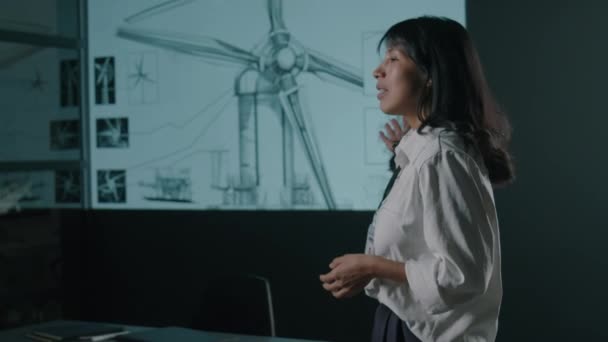 可再生能源技术部门西班牙裔女性首席执行官在办公室会议期间展示新型风车转子叶片模型的侧影 — 图库视频影像