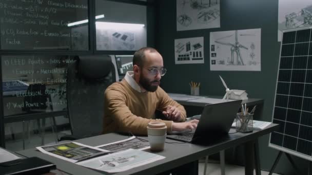 Filmagem Lateral Engenheiro Birracial Masculino Óculos Digitando Laptop Mesa Enquanto — Vídeo de Stock