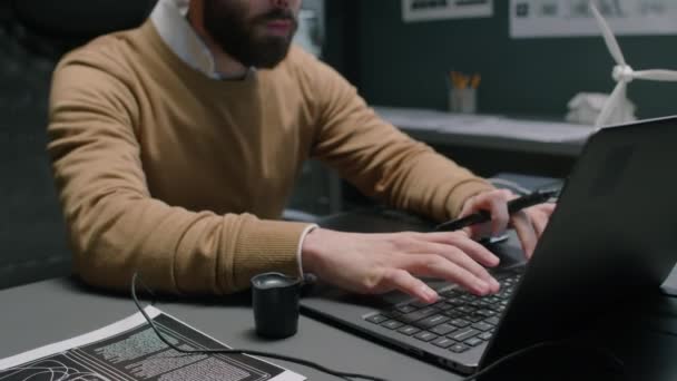 Incline Imagens Engenheiro Masculino Oriente Médio Digitando Dados Laptop Desenhando — Vídeo de Stock