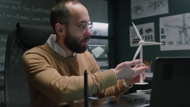 Medium Footage Male Innovator Glasses Speaking Characteristics New Wind Turbine — Vídeo de Stock