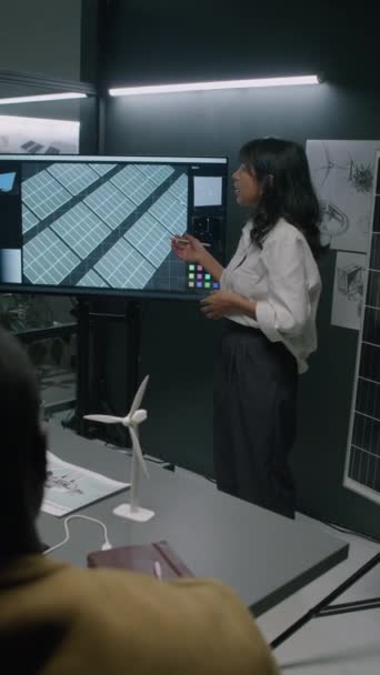 オフィスの会議でマルチメディア スクリーンを使用して高度な太陽電池パネル システムについてのプレゼンテーションを与える肩の映像の女性ヒスパニック太陽エンジニア — ストック動画