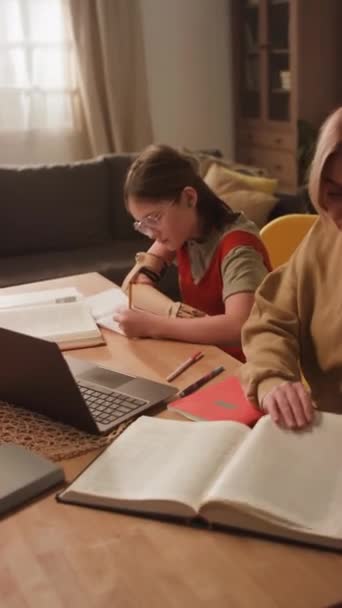노트북을 엄마와 작업을 여학생의 동영상 — 비디오