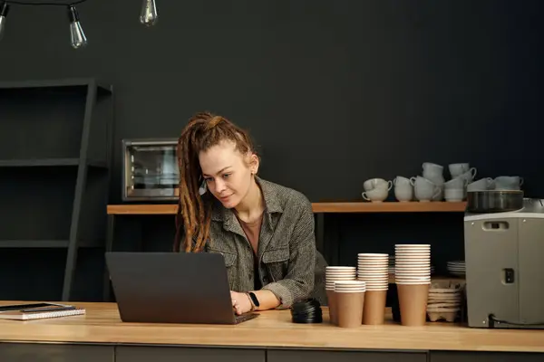 Fiatal Üzletasszony Alkalmi Ruhák Nézi Laptop Képernyőn Miközben Asztalnál Vagy Stock Fotó