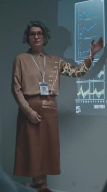 Kafkasyalı kadın bilim adamının projektör ekranında slayt gösterirken, tıp konferansında yenilikçi terapi ya da ilaçlardan bahsederken tam dikey çekimi ve doktorlar alkışlıyor.