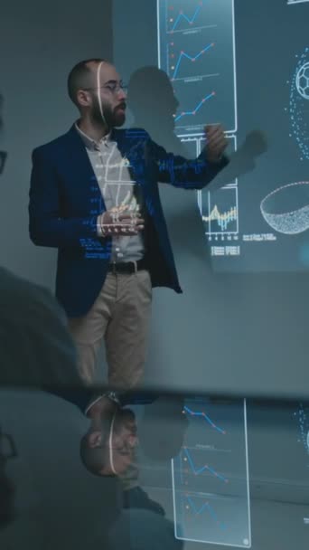 Полный Вертикальный Снимок Отражением Мужчины Ученого Представляющего Инновационные Исследования Сцене — стоковое видео