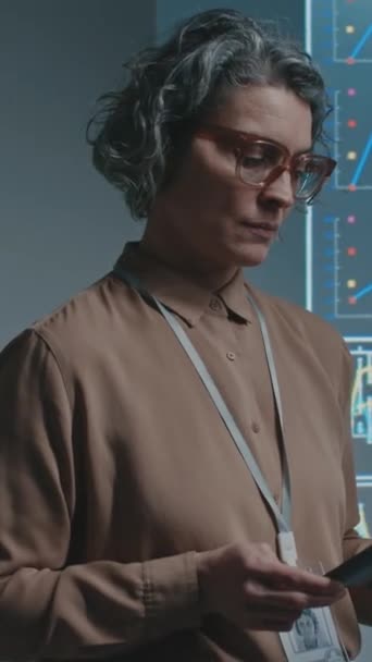 Medium Lodret Portræt Skudt Kaukasiske Kvindelige Videnskabsmand Eller Professor Med – Stock-video