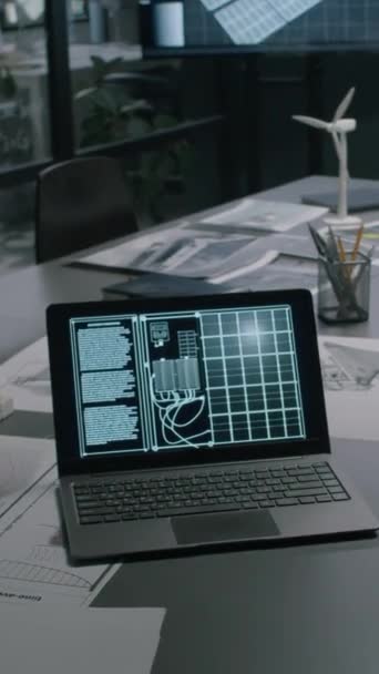 现代阁楼可再生能源办公室的笔记本电脑屏幕上没有人垂直拍摄太阳能电池板的布局 — 图库视频影像