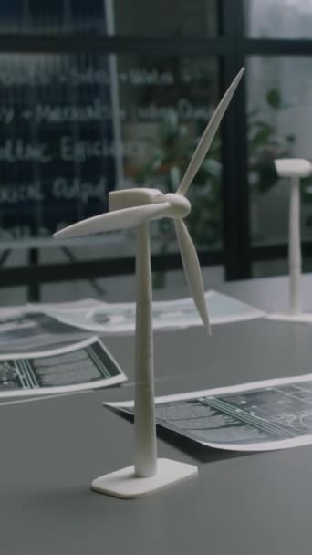 Немає Людей Вертикального Зображення Столу Прототипами Вітряка Біля Декількох Документів — стокове відео