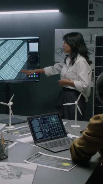 西班牙裔女性可再生能源工程师在办公室会议上向同事们展示太阳能电池板新模型的垂直完整镜头 — 图库视频影像