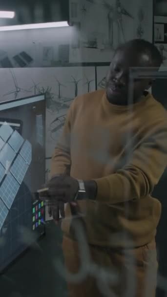 在办公室会议期间 通过玻璃与公式垂直拍摄的黑人清洁能源专家的镜头 提出了利用数字屏幕加强太阳能发电系统的新思路 — 图库视频影像