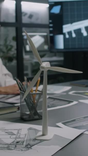 Вертикальне Зображення Моделі Вітрових Турбін Столі Біля Декількох Креслень Документів — стокове відео