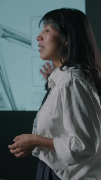 可再生能源技术部西班牙裔女性首席执行官在办公室会议期间展示新型风车转子叶片模型的垂直侧影 — 图库视频影像