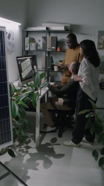 现代阁楼办公室工作天 多种族可再生能源工程师小组在电脑屏幕上讨论新太阳能电池板模型构想时的侧向垂直镜头 — 图库视频影像