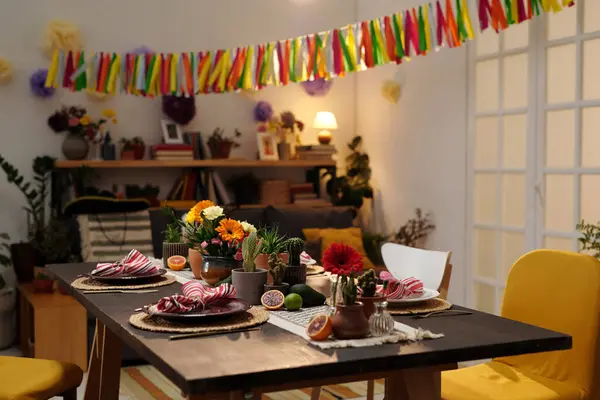 Mesa Servida Con Frutas Exóticas Frescas Utensilios Cocina Flores Domésticas Imagen De Stock