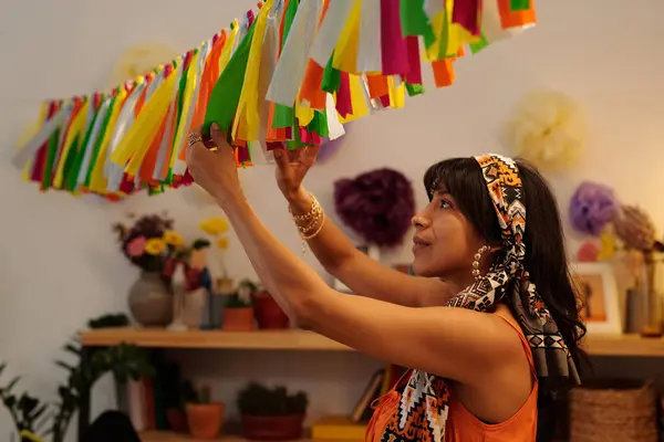 Молодая Латиноамериканка Национальной Одежде Украшает Гостиную Бумажными Вымпелами Разных Цветов Лицензионные Стоковые Фото
