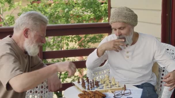 Střední Záběr Dvou Starších Bělochů Sedících Společně Balkóně Nebo Terase — Stock video