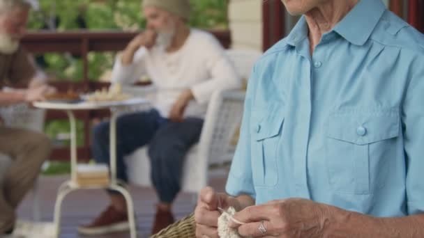 Närbild Lutande Porträttbild Kaukasisk Dam Sittande Fåtölj Terrassen Pensionärsgemenskap Eller — Stockvideo