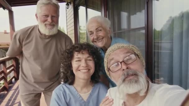 Medium Close Imagens Ugc Homens Mulheres Seniores Caucasianos Assistidos Residentes — Vídeo de Stock