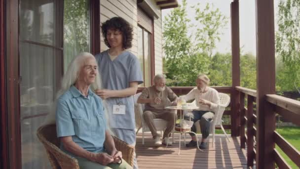 Střední Záběr Postarší Bělošky Sedící Křesle Terase Asistovaného Bydlení Sdílející — Stock video