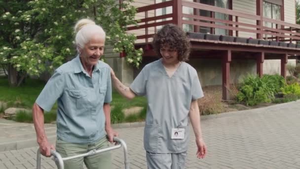 Střední Stopáž Záběry Ženského Důchodce Domácí Pracovnice Modré Uniformě Pomáhá — Stock video