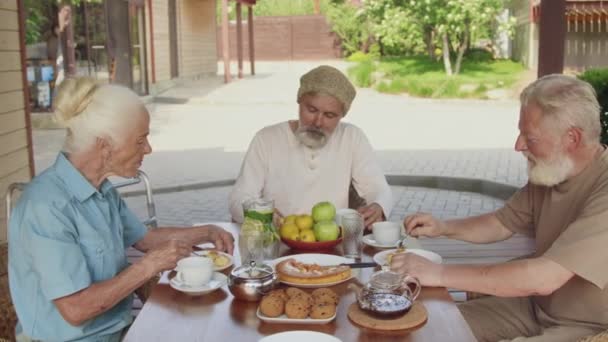 Średni Łuk Ujęcia Trzech Starszych Mężczyzn Kobiet Rasy Kaukaskiej Siedzących — Wideo stockowe