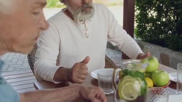 Medi Filmati Anziani Caucasico Berretto Con Barba Grigia Seduto Tavola — Video Stock